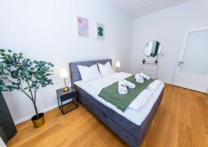 a bedroom with a bed with towels on it at NUIT Apartment - Zentral, WLAN, Naturnah, Fernuni, Nähe Messe Dortmund in Hagen