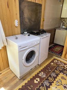 a washer and dryer with a stove in a room at Konçoğlu Pansiyon in Uzungöl