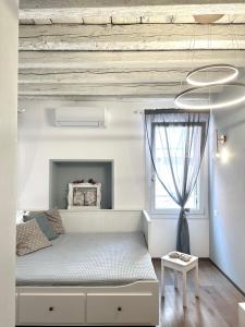 a bedroom with a bed and a window at Suite Apartment a tema Natale in centro storico "Gingerbread Suite" in Chioggia