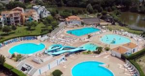 an aerial view of a resort with two pools at Appartement 4-7 pers Grande terrasse vue golf Accès piscine et océan in Talmont