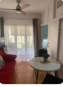 Villanueva de Río SeguraにあるPrecioso Apartamentoの赤いソファとテーブルのあるリビングルーム
