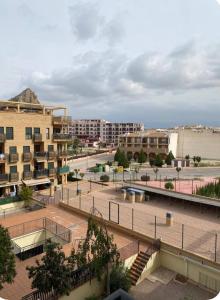 Villanueva de Río SeguraにあるPrecioso Apartamentoの建物のある街の中庭を望む