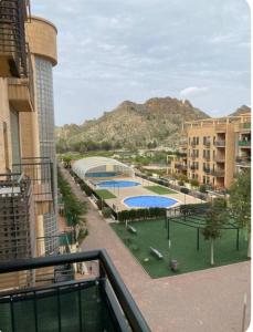 Villanueva de Río SeguraにあるPrecioso Apartamentoの建物のバルコニーからプールの景色を望めます。