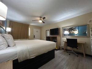 a bedroom with a bed and a desk with a computer at Deerfield Inn in Parsons +51 photos
