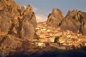 a small town in a mountain village between two mountains at Petra Holiday Home in Pietrapertosa