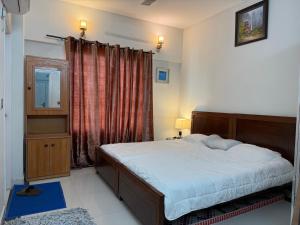 Ένα ή περισσότερα κρεβάτια σε δωμάτιο στο Gulberg Green apartments