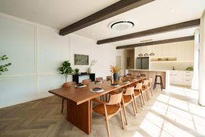 ein großes Esszimmer mit einem langen Tisch und Stühlen in der Unterkunft Hestiana in Ban Hua Khao Sammuk