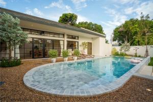 ein Swimmingpool im Hinterhof eines Hauses in der Unterkunft Hestiana in Ban Hua Khao Sammuk