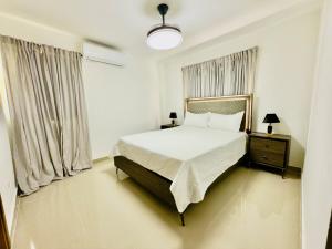 a bedroom with a bed and a large window at Apartment 3 rooms terrace Wi-Fi Distrito Naciona in Pantoja