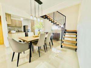 a kitchen and dining room with a table and chairs at Apartment 3 rooms terrace Wi-Fi Distrito Naciona in Pantoja