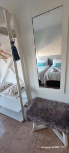 un dormitorio con una cama y un espejo en Calle 10 - Monoambiente, en La Plata