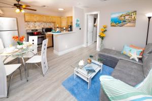 ein Wohnzimmer mit Sofa und Tisch in der Unterkunft Sea Star Suites By The Sea in Fort Lauderdale