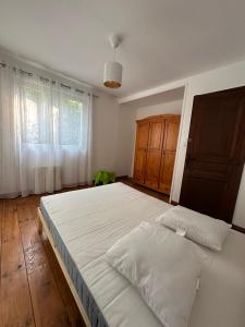 Postel nebo postele na pokoji v ubytování Maison en bord de Garonne