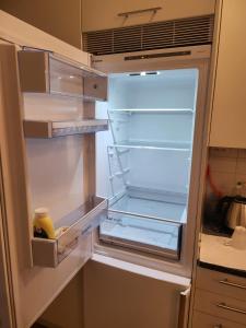 エレブルーにあるUniversity Houseのキッチンにあるドアが開いたままの空の冷蔵庫