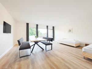 Μια τηλεόραση ή/και κέντρο ψυχαγωγίας στο Tolstov Apartments - 3 Room Apartment - Balcony - Kitchen - Washing machine - next to Cologne