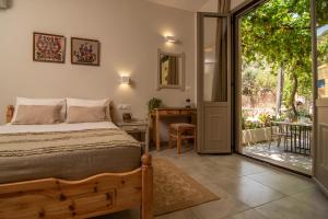 En eller flere senge i et værelse på Το Ρόδι Voutas Cottage house