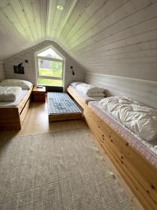 two beds in a small room with a window at Great cabin in beautiful nature in Ørsta