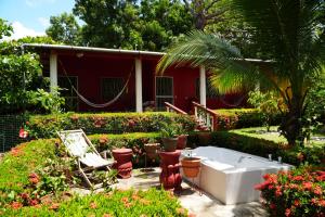 Chakana Yoga Homestayにある庭