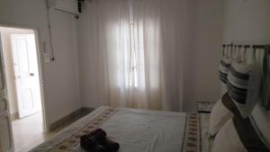 a bedroom with a bed and a window at Évasion côtière à la Corniche - Villa sur la mer in Banzart