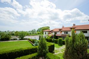 uma vista para o jardim de uma casa em SanMarco Villas em Kranevo