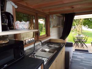 Tiny House "Les Vallées"にあるキッチンまたは簡易キッチン