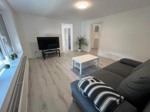 Ruang duduk di Black Forest Gate Apartment