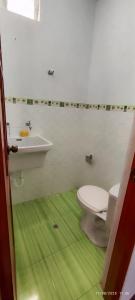 ein Badezimmer mit Toilette und Waschbecken in der Unterkunft Departamento El Mirador Concax in Los Baños del Inca