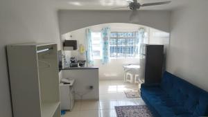 a living room with a blue couch in a room at Prainha 1002 in São Vicente