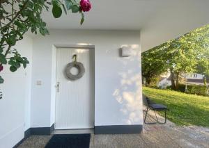 een deur naar een huis met een krans erop bij Apartment ANi, E-Parkplatz Göppingen 2Zi, 60qm zentrale Wohnung, Zweifamilienhaus, Terrasse, Garten, ruhig, direkt an Fahrradstraße, nahe EWS Arena in Göppingen