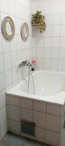 eine Badewanne mit einem Wasserhahn im Bad in der Unterkunft Studio Apartman My Home in Novi Sad + 16 Fotos