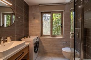 Et badeværelse på Το Ρόδι Voutas Cottage house + 45 billeder