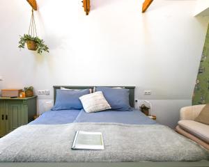 a bedroom with a bed with a book on it at Kleine Buur in Warnsveld