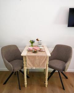 a table with two chairs and a table with food on it at Kleine Buur in Warnsveld +26 photos