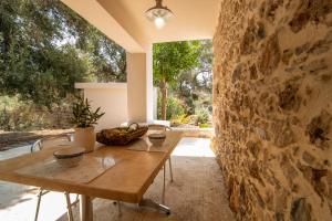 En have udenfor Το Ρόδι Voutas Cottage house