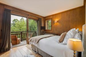 sypialnia z dużym łóżkiem i balkonem w obiekcie 7BR Luxury Chalet Sauna Cinema Mont Blanc Views w mieście Megève