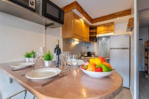 ヴァル・トランスにあるSki In-Out - Heart of Val Thorens Beautiful View, WiFi 108のキッチン(カウンターにフルーツを入れた器付)