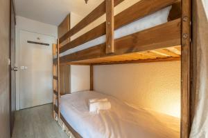 ヴァル・トランスにあるSki In-Out - Heart of Val Thorens Beautiful View, WiFi 108の部屋に二段ベッドがいくつかある