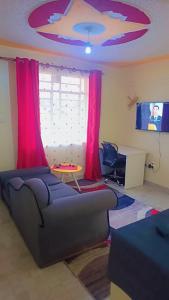 una sala de estar con un sofá y una mesa en MIMYHOMES haven, en Nairobi