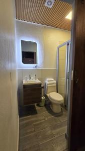 a bathroom with a toilet and a sink at Estación 1501 in Juticalpa