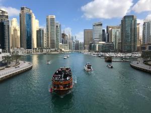 un grupo de barcos en un río en una ciudad en The S Royal Marina Boutique Stay For Ladies And Families Only, en Dubái