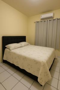 a bedroom with a bed and a air conditioner at Apartamento completo - COP30 in Ananindeua +10 photos
