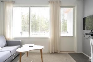 una sala de estar con un sofá y una mesa en Holiday in Lapland - Ylläs Sivulantie 112, en Äkäslompolo