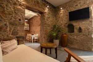 Et tv og/eller underholdning på Το Ρόδι Voutas Cottage house