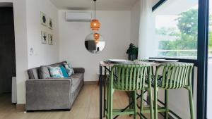 una sala de estar con una mesa y un sofá en Melissatropical, en Las Terrenas