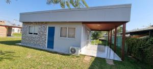 伊图萨因戈ITURANCH的院子里有走道的小房子