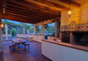 un gran patio con mesa y chimenea en Villa Romeijn, en Cerda