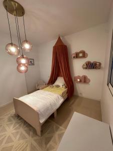 Dormitorio pequeño con cama con dosel en Grand appartement avec vue mer imprenable et panoramique, en Cannes