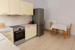 Dapur atau dapur kecil di Urban Stay Pylaia +1 gambar