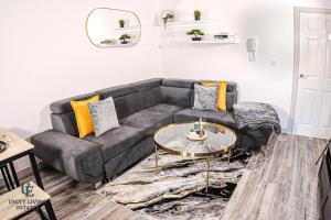 Khu vực ghế ngồi tại Modern 1 Bed Stay Near Etihad Stadium & Coop Live +30 ảnh