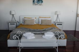 ein Schlafzimmer mit einem Bett mit Handtüchern darauf in der Unterkunft Ocean View Villa Retreat Quinta do Sol in Rabo de Peixe
